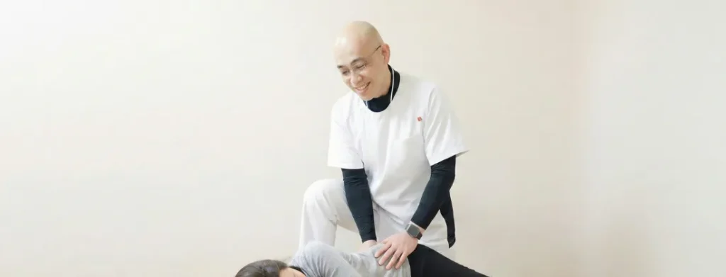 25年の臨床経験を持つ院長の施術風景｜ひまわり接骨院 整体院 瀬戸店