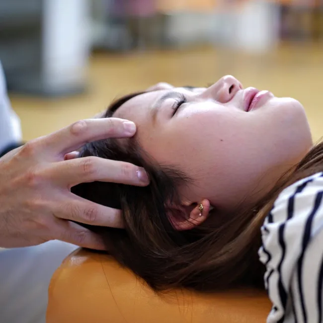 頭部から首の連動性を確認する施術|ひまわり接骨院 整体院 瀬戸店
