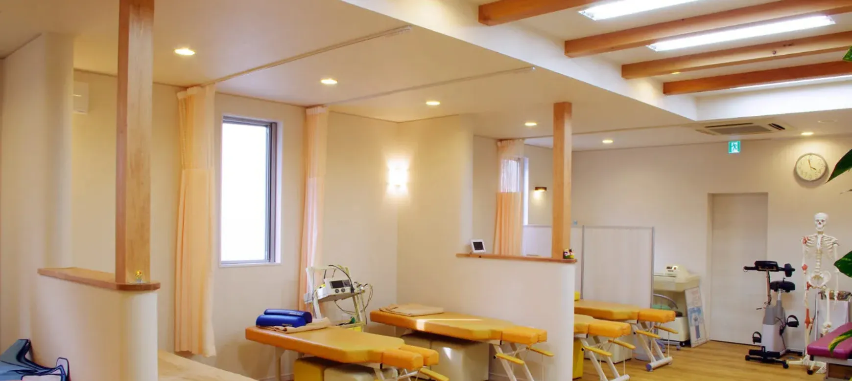 ひまわり接骨院 整体院 瀬戸店の施術スペース｜木のぬくもりを感じる院内と施術ベッド